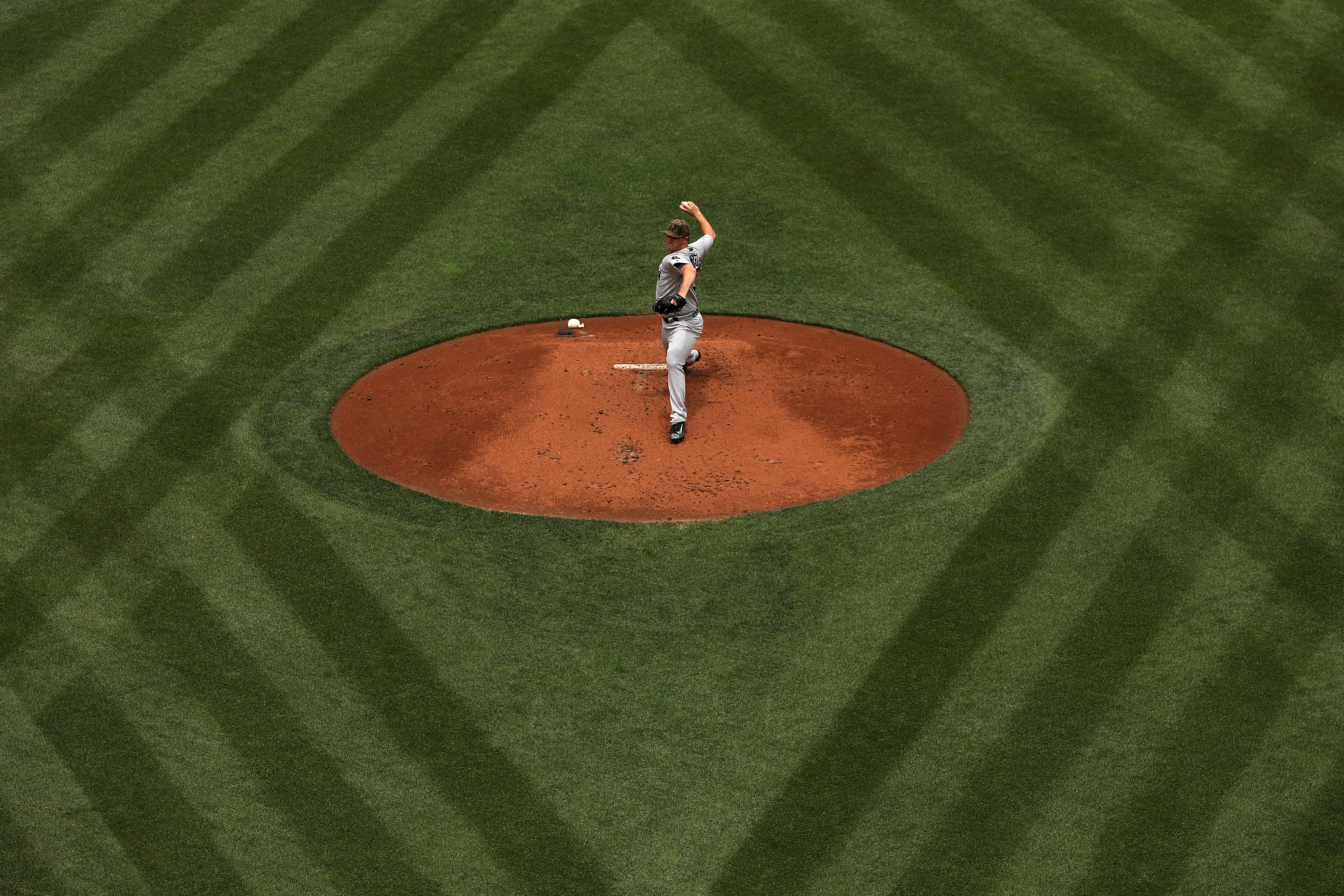 BALTIMORE, MD - MAY 30: Starting pitcher Steven Wright #35 of the Boston Red Sox works the first inning against the Baltimore Orioles at Oriole Park at Camden Yards on May 30, 2016 in Baltimore, Maryland. (Photo by Patrick Smith/Getty Images)